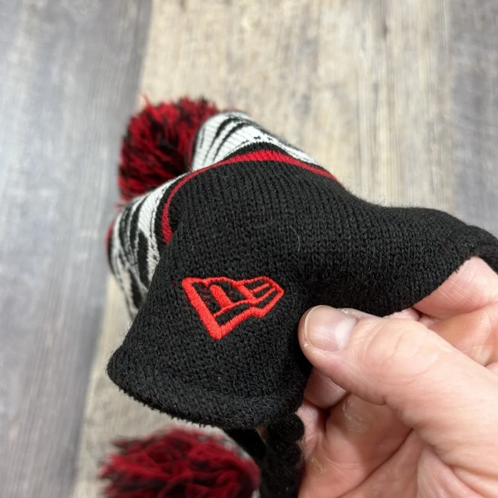 Chicago Bulls New Era‎ Winter Trapper Hat Knit Snowflake Pom Tassels Black Red